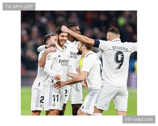 卡瓦哈尔与维尼修斯配合默契，右路进攻表现稳健