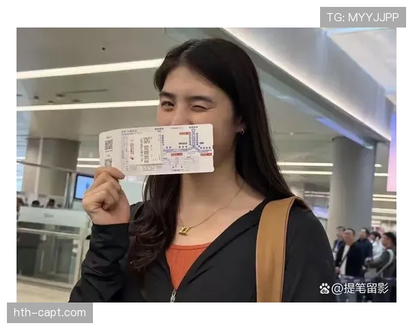 张雨霏拎着超市塑料袋下楼的那张图，冠军气场和菜市场日常并存